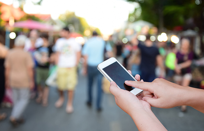 Industri gadget di Indonesia telah mengalami pertumbuhan yang signifikan dalam beberapa tahun terakhir. Perkembangan teknologi yang pesat, ditambah dengan tingginya permintaan masyarakat akan gadget modern, telah mendorong banyak perusahaan untuk berinvestasi dalam produksi gadget di tanah air. Dari smartphone hingga perangkat wearable, setiap harinya ribuan unit gadget diproduksi untuk memenuhi kebutuhan konsumen yang semakin meningkat. Artikel ini akan membahas secara mendalam mengenai proses produksi gadget di Indonesia, tantangan yang dihadapi, dampak ekonomi, serta masa depan industri ini. 1. Proses Produksi Gadget di Indonesia Proses produksi gadget di Indonesia terdiri dari beberapa tahapan yang kompleks dan terintegrasi. Pertama-tama, desain produk dilakukan oleh tim desain yang biasanya terdiri dari insinyur dan desainer produk. Desain yang dihasilkan akan menjadi acuan untuk tahap berikutnya. Setelah desain siap, tahap selanjutnya adalah pengadaan bahan baku. Indonesia memiliki beberapa supplier lokal untuk komponen elektronik, tetapi juga tergantung pada impor dari negara lain. Komponen seperti chip, layar, dan baterai seringkali diimpor dari negara seperti Tiongkok, Jepang, dan Korea Selatan. Proses ini penting untuk memastikan bahwa kualitas produk akhir memenuhi standar internasional. Setelah semua bahan baku tersedia, proses perakitan dimulai. Di Indonesia, banyak pabrik yang menggunakan teknologi otomatisasi untuk meningkatkan efisiensi produksi. Robot dan mesin canggih digunakan untuk merakit komponen-komponen gadget dengan presisi tinggi. Meskipun demikian, masih dibutuhkan banyak tenaga kerja manusia untuk melakukan pemeriksaan kualitas dan perakitan akhir. Setelah produk dirakit, mereka akan melalui serangkaian uji kualitas untuk memastikan bahwa semua fungsi berjalan dengan baik dan tidak ada cacat. Uji ini mencakup pemeriksaan perangkat lunak dan perangkat keras. Jika produk lolos uji, maka akan diproduksi dalam jumlah besar dan siap untuk didistribusikan ke pasar. Terakhir, produk yang sudah siap akan dikemas dan dikirim ke berbagai distributor dan retailer di seluruh Indonesia. Proses distribusi ini penting untuk memastikan bahwa gadget dapat dijangkau oleh konsumen di berbagai daerah, baik di kota besar maupun daerah terpencil. 2. Tantangan dalam Produksi Gadget di Indonesia Meskipun industri produksi gadget di Indonesia menunjukkan pertumbuhan yang positif, ada beberapa tantangan yang harus dihadapi. Salah satu tantangan utama adalah ketergantungan pada bahan baku impor. Banyak komponen penting yang tidak diproduksi di dalam negeri, sehingga perusahaan harus mengimpor dari luar negeri. Ini bisa menjadi masalah, terutama ketika ada fluktuasi harga atau masalah logistik. Tantangan lain adalah kompetisi yang ketat. Banyak perusahaan lokal dan internasional yang beroperasi di pasar Indonesia. Oleh karena itu, perusahaan harus selalu berinovasi dan meningkatkan kualitas produk agar dapat bersaing. Tidak hanya itu, mereka juga harus mempertimbangkan faktor harga, yang sangat penting bagi konsumen Indonesia yang cenderung sensitif terhadap harga. Selain itu, masalah infrastruktur juga menjadi perhatian. Meskipun pemerintah Indonesia telah melakukan berbagai upaya untuk meningkatkan infrastruktur, masih banyak daerah yang kesulitan dalam hal akses transportasi dan komunikasi. Hal ini dapat mempengaruhi proses distribusi produk dan meningkatkan biaya operasional bagi perusahaan. Aspek regulasi juga merupakan tantangan yang signifikan. Kebijakan pemerintah yang sering berubah dapat mempengaruhi biaya produksi dan operasional. Oleh karena itu, perusahaan perlu proaktif dalam memahami dan mengikuti regulasi yang berlaku untuk menghindari masalah hukum di kemudian hari. 3. Dampak Ekonomi dari Produksi Gadget Produksi gadget di Indonesia tidak hanya berkontribusi terhadap pertumbuhan industri teknologi, tetapi juga memberikan dampak ekonomi yang luas. Dengan banyaknya pabrik yang beroperasi, industri ini menciptakan lapangan kerja bagi ribuan orang. Pekerjaan yang dihasilkan meliputi berbagai bidang, mulai dari teknik hingga pemasaran. Selain itu, produksi gadget juga berkontribusi terhadap pendapatan negara. Perusahaan-perusahaan yang beroperasi di sektor ini biasanya membayar pajak yang signifikan kepada pemerintah. Pajak ini dapat digunakan untuk berbagai program pembangunan, pendidikan, dan kesehatan masyarakat. Lebih jauh, ada dampak positif terhadap sektor-sektor lain yang terkait, seperti transportasi, logistik, dan layanan pelanggan. Ketika produk gadget dipasarkan, banyak layanan tambahan seperti perbaikan dan dukungan teknis juga dibutuhkan, yang pada gilirannya menyerap tenaga kerja dan berkontribusi terhadap pertumbuhan ekonomi lokal. Dengan adanya industri gadget, Indonesia juga berpeluang untuk menjadi salah satu hub teknologi di Asia Tenggara. Dengan pengembangan teknologi yang berkelanjutan dan dukungan dari pemerintah, industri ini dapat menarik lebih banyak investasi dari luar negeri, yang akan berkontribusi lebih jauh terhadap perekonomian nasional. 4. Masa Depan Produksi Gadget di Indonesia Melihat tren yang ada, masa depan produksi gadget di Indonesia cukup cerah. Dengan meningkatnya penggunaan teknologi digital di kalangan masyarakat, permintaan akan gadget diperkirakan akan terus meningkat. Hal ini memberikan peluang besar bagi perusahaan untuk berinovasi dan memperluas jangkauan produk mereka. Pemerintah Indonesia juga tampaknya berkomitmen untuk mendukung pertumbuhan industri ini. Berbagai kebijakan dan program insentif yang ditawarkan dapat membuat industri gadget lebih menarik bagi investor. Selain itu, upaya pemerintah dalam meningkatkan infrastruktur juga akan membantu memperlancar proses produksi dan distribusi. Inovasi dalam teknologi juga akan menjadi salah satu kunci keberhasilan di masa depan. Perusahaan yang mampu mengadopsi teknologi baru dan melakukan penelitian dan pengembangan dapat menciptakan produk yang lebih canggih dan memenuhi kebutuhan pasar yang terus berkembang. Misalnya, tren gadget berbasis AI dan IoT (Internet of Things) semakin populer dan memberikan peluang bagi perusahaan untuk menciptakan produk yang lebih relevan. Terakhir, kesadaran akan keberlanjutan dan produk ramah lingkungan juga menjadi fokus utama bagi konsumen modern. Perusahaan yang dapat menyediakan produk dengan dampak lingkungan yang lebih kecil akan mendapatkan keunggulan kompetitif. Dengan demikian, fokus pada inovasi berkelanjutan dapat menjadi strategi penting bagi perusahaan gadget di masa depan.