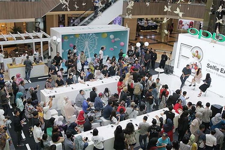 Dalam beberapa tahun terakhir, industri smartphone di Indonesia mengalami pertumbuhan yang signifikan, dan dua nama yang paling mencolok dalam pasar ini adalah Oppo dan Vivo. Kedua merek ini bukan hanya terlibat dalam persaingan yang ketat, tetapi juga melakukan pendekatan yang agresif dalam hal promosi. Dengan kampanye pemasaran yang menarik dan inovatif, Oppo dan Vivo telah berhasil menarik perhatian konsumen, membangun loyalitas merek, dan meningkatkan pangsa pasar mereka. Artikel ini akan membahas lebih dalam tentang bagaimana strategi promosi yang agresif ini berdampak pada pertumbuhan kedua merek tersebut, dengan empat subjudul yang menjelaskan berbagai aspek dari upaya promosi mereka. 1. Strategi Pemasaran yang Inovatif Oppo dan Vivo dikenal dengan strategi pemasaran yang inovatif, yang menjadi salah satu pilar utama kesuksesan mereka. Keduanya sering memanfaatkan teknologi terbaru dan tren sosial untuk menarik perhatian konsumen. Misalnya, Oppo seringkali menghadirkan fitur-fitur kamera yang canggih untuk memenuhi kebutuhan para penggemar fotografi. Dengan kampanye "Selfie Expert," Oppo berhasil menciptakan citra merek yang kuat di kalangan generasi muda, yang sangat memperhatikan kualitas selfie mereka. Sementara itu, Vivo mengedepankan aspek hiburan dalam strategi pemasarannya. Mereka sering kali menjalin kerja sama dengan berbagai musisi dan influencer untuk mempromosikan produk mereka. Kolaborasi ini tidak hanya meningkatkan visibilitas merek, tetapi juga menciptakan keterikatan emosional antara konsumen dan produk. Vivo memperkenalkan kampanye "Vivo V Series" yang menonjolkan desain dan inovasi, serta menargetkan segmen pasar yang lebih luas, termasuk para pecinta game mobile. Kedua merek ini juga sangat aktif di media sosial, memanfaatkan platform seperti Instagram, TikTok, dan YouTube untuk menjangkau audiens yang lebih luas. Dengan konten yang menarik dan visual yang menawan, mereka berhasil menciptakan buzz di sekitar peluncuran produk baru. Promosi melalui influencer juga menjadi salah satu strategi kunci yang digunakan oleh Oppo dan Vivo untuk menjangkau konsumen muda yang lebih aktif di dunia maya. 2. Penetrasi Pasar yang Efisien Kedua merek ini tidak hanya fokus pada strategi pemasaran yang menarik, tetapi juga melakukan penetrasi pasar yang efisien. Dengan memperluas jaringan distribusi mereka ke berbagai kota dan daerah di Indonesia, Oppo dan Vivo berhasil menjangkau lebih banyak konsumen. Mereka telah bekerja sama dengan berbagai retailer dan e-commerce untuk memastikan produk mereka tersedia di seluruh Indonesia, baik di toko fisik maupun dalam platform online. Selain itu, Oppo dan Vivo juga memanfaatkan strategi harga yang kompetitif. Mereka menawarkan berbagai pilihan produk dengan spesifikasi yang menarik, yang dapat dijangkau oleh berbagai kalangan konsumen. Misalnya, kedua merek ini memiliki lini produk entry-level hingga flagship, yang memungkinkan mereka untuk menarik perhatian konsumen dengan berbagai kemampuan finansial. Kampanye promosi yang gencar juga dilakukan melalui berbagai event dan pameran teknologi, di mana mereka memperkenalkan produk terbaru mereka. Berbagai program diskon, bundling, dan cicilan tanpa bunga juga turut menarik minat konsumen untuk membeli produk mereka. Dengan pendekatan ini, Oppo dan Vivo berhasil meningkatkan volume penjualan dan memperkuat posisi mereka di pasar. 3. Kolaborasi dan Sponsorship Kolaborasi menjadi salah satu aspek penting dalam strategi promosi Oppo dan Vivo. Kedua merek ini sering menjalin kemitraan dengan berbagai pihak, mulai dari artis, influencer, hingga brand lain, guna meningkatkan visibilitas dan daya tarik produk mereka. Misalnya, Oppo telah bekerja sama dengan beberapa film Indonesia untuk menjadi sponsor, di mana produk mereka ditampilkan dalam film dan kampanye pemasaran terkait. Sementara itu, Vivo juga aktif dalam dunia olahraga, menjadi sponsor resmi berbagai event olahraga, termasuk liga-liga sepak bola dan turnamen e-sport. Dengan cara ini, mereka tidak hanya memperkenalkan produk mereka kepada audiens yang lebih luas, tetapi juga menciptakan koneksi emosional yang kuat dengan penggemar olahraga. Konsep kolaborasi ini juga terlihat dalam pengembangan produk. Oppo dan Vivo sering merilis edisi khusus yang terinspirasi oleh budaya pop atau karakter tertentu, yang tentunya menarik perhatian konsumen. Hal ini meningkatkan daya tarik produk mereka di kalangan penggemar dan menciptakan kegembiraan di sekitar peluncuran produk baru. 4. Inovasi Teknologi dan Kualitas Produk Salah satu alasan utama mengapa Oppo dan Vivo mampu naik jauh dalam persaingan di pasar smartphone adalah komitmen mereka terhadap inovasi teknologi dan kualitas produk. Oppo dikenal dengan inovasi dalam teknologi kamera, seperti pengembangan kamera periskop dan fitur pengisian daya cepat. Fitur-fitur ini tidak hanya menarik perhatian konsumen, tetapi juga meningkatkan pengalaman pengguna secara keseluruhan. Di sisi lain, Vivo fokus pada pengembangan teknologi audio dan visual, dengan produk-produk yang menawarkan kualitas suara dan tampilan yang luar biasa. Inovasi ini menjadi daya tarik tersendiri bagi konsumen yang mengutamakan pengalaman multimedia. Selain itu, Oppo dan Vivo juga secara rutin melakukan pembaruan perangkat lunak untuk memastikan bahwa pengguna mendapatkan pengalaman terbaik dari produk mereka. Dengan kualitas produk yang terjamin, serta inovasi yang terus menerus, kedua merek ini berhasil membangun reputasi yang kuat di mata konsumen. Hal ini tidak hanya berkontribusi pada peningkatan penjualan, tetapi juga membangun loyalitas merek yang tinggi, di mana konsumen merasa puas dan cenderung kembali untuk membeli produk dari Oppo dan Vivo.