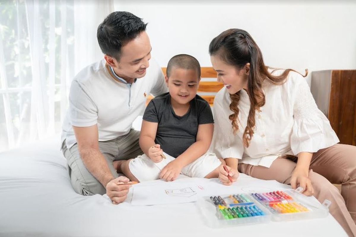 Di era digital ini, gadget telah menjadi bagian integral dari kehidupan sehari-hari, termasuk bagi anak-anak. Dengan kemudahan akses informasi dan hiburan yang ditawarkan oleh tablet, smartphone, dan komputer, tidak mengherankan jika anak-anak lebih tertarik untuk menghabiskan waktu di depan layar daripada beraktivitas fisik atau bersosialisasi secara langsung. Namun, penggunaan gadget yang berlebihan dapat menimbulkan berbagai masalah, mulai dari gangguan kesehatan hingga dampak negatif pada perkembangan sosial dan emosional anak. Oleh karena itu, penting bagi orang tua untuk mengetahui cara mengatur penggunaan gadget agar anak tidak mengalami kecanduan. Dalam artikel ini, akan dibahas beberapa cara yang dapat diterapkan oleh orang tua untuk membantu anak mengelola waktu dan penggunaan gadget dengan bijak. 1. Menetapkan Batasan Waktu Penggunaan Gadget Salah satu cara paling efektif untuk mencegah anak dari kecanduan gadget adalah dengan menetapkan batasan waktu penggunaan. Orang tua perlu memahami bahwa anak-anak tidak memiliki kemampuan yang sama untuk mengatur waktu dan diri mereka sendiri seperti orang dewasa. Oleh karena itu, keterlibatan orang tua dalam menentukan batasan waktu sangatlah penting. Menentukan Durasi Harian Berdasarkan rekomendasi dari berbagai organisasi kesehatan, seperti American Academy of Pediatrics, anak usia 2 hingga 5 tahun sebaiknya hanya dibatasi penggunaan layar selama satu jam per hari, sementara anak di atas usia 6 tahun sebaiknya memiliki waktu layar yang konsisten yang tidak mengganggu aktivitas tidur, fisik, dan sosial. Orang tua dapat menggunakan aplikasi yang memungkinkan mereka untuk memantau dan mengatur waktu layar anak, sehingga anak tidak akan terlampau lama berada di depan gadget. Membuat Jadwal Penggunaan Untuk membantu anak memahami pentingnya batasan waktu, buatlah jadwal penggunaan gadget yang jelas dan terstruktur. Contohnya, penggunaan gadget bisa diizinkan setelah anak menyelesaikan tugas sekolah, menjelang waktu bermain atau bersosialisasi dengan teman-teman. Dengan cara ini, anak akan belajar untuk menghargai waktu dan melakukan aktivitas lain yang juga penting. Diskusi dan Negosiasi Melibatkan anak dalam proses penetapan batasan juga penting. Diskusikan bersama mereka tentang alasan mengapa membatasi waktu penggunaan gadget itu penting. Anak-anak yang merasa terlibat dalam keputusan cenderung lebih menghargai batasan tersebut. Cobalah untuk melakukan negosiasi mengenai waktu yang dianggap adil dan dapat diterima oleh kedua belah pihak. 2. Menyediakan Alternatif Aktivitas Untuk mencegah kecanduan gadget, orang tua perlu menyediakan alternatif aktivitas yang menarik dan bermanfaat bagi anak. Dengan menawarkan pilihan lain yang menyenangkan, anak akan lebih tertarik untuk meninggalkan gadget dan terlibat dalam kegiatan yang lebih produktif. Aktivitas Fisik Salah satu alternatif terbaik adalah mendorong anak untuk aktif secara fisik. Olahraga tidak hanya baik untuk kesehatan fisik, tetapi juga membantu anak mengembangkan keterampilan sosial dan emosional. Ajak anak untuk bergabung dalam klub olahraga, mengikuti kelas tari, atau hanya sekadar berjalan-jalan di taman. Aktivitas fisik yang menyenangkan dapat menjadi cara yang efektif untuk mengurangi kecanduan gadget. Kegiatan Kreatif Mendorong anak untuk berpartisipasi dalam kegiatan kreatif seperti menggambar, melukis, atau kerajinan tangan juga dapat menjadi cara yang baik untuk mengalihkan perhatian mereka dari gadget. Berikan bahan-bahan yang diperlukan dan biarkan mereka mengekspresikan diri melalui seni. Kegiatan ini tidak hanya meningkatkan keterampilan motorik halus, tetapi juga dapat meningkatkan kepercayaan diri anak. Membaca Buku Membiasakan anak untuk membaca buku juga merupakan langkah yang efektif. Bacaan yang menarik dapat mengalihkan perhatian anak dari gadget dan mengembangkan imajinasi mereka. Orang tua bisa memilihkan buku sesuai dengan minat anak dan membacakan cerita sebelum tidur. Selain itu, kunjungi perpustakaan secara rutin untuk menumbuhkan minat baca anak. 3. Menjadi Contoh yang Baik Anak-anak cenderung meniru perilaku orang dewasa di sekitar mereka, terutama orang tua. Jika orang tua tidak mampu mengatur penggunaan gadget mereka sendiri, sulit untuk mengharapkan anak untuk melakukan hal yang sama. Oleh karena itu, menjadi contoh yang baik adalah langkah penting dalam mengatasi kecanduan gadget pada anak. Mengurangi Penggunaan Gadget di Rumah Orang tua perlu mengurangi waktu yang mereka habiskan di depan layar, terutama saat bersama anak. Cobalah untuk menjadwalkan waktu tanpa gadget, di mana semua anggota keluarga dapat berinteraksi satu sama lain tanpa gangguan dari perangkat digital. Ini bisa menjadi momen untuk berbicara, bermain game papan, atau melakukan aktivitas lain bersama. Diskusikan Kegunaan Gadget Secara Positif Saat menggunakan gadget, jelaskan kepada anak tentang kegunaan positif dari teknologi. Misalnya, menunjukkan cara mendapatkan informasi yang bermanfaat, atau menggunakan aplikasi edukatif. Dengan cara ini, anak akan belajar bahwa gadget bukan hanya untuk hiburan, tetapi juga untuk belajar dan berinteraksi. Membuat Aturan Keluarga Buatlah aturan keluarga mengenai penggunaan gadget. Misalnya, tidak menggunakan gadget saat makan malam atau menjelang waktu tidur. Dengan membuat aturan yang jelas, anak akan memahami batasan yang ada dan merasa lebih bertanggung jawab atas penggunaan gadget mereka. 4. Mendorong Interaksi Sosial Mendorong anak untuk berinteraksi secara sosial dengan teman-teman mereka adalah salah satu cara efektif untuk mengurangi ketergantungan pada gadget. Interaksi sosial yang sehat dapat membantu anak mengembangkan keterampilan komunikasi dan membangun hubungan yang positif. Mengorganisir Pertemuan Teman Atur pertemuan dengan teman-teman anak, baik di rumah atau di tempat umum seperti taman. Kegiatan bersama seperti bermain bola, bersepeda, atau mengadakan pesta kecil dapat meningkatkan keinginan anak untuk bersosialisasi secara langsung dan mengurangi waktu mereka di depan layar. Kegiatan Keluarga Luangkan waktu berkualitas dengan keluarga tanpa gadget. Rencanakan kegiatan keluarga seperti pergi berlibur, piknik, atau bermain game bersama. Kegiatan ini tidak hanya mempererat hubungan keluarga, tetapi juga memberi anak pengalaman berharga yang tidak dapat mereka dapatkan dari gadget. Pendidikan Sosial Emosional Ajari anak tentang pentingnya keterampilan sosial emosional. Diskusikan mengenai empati, kerja sama, dan pertemanan. Anak yang memiliki keterampilan sosial yang baik akan lebih cenderung memilih berinteraksi dengan orang lain daripada terjebak dalam dunia gadget mereka.