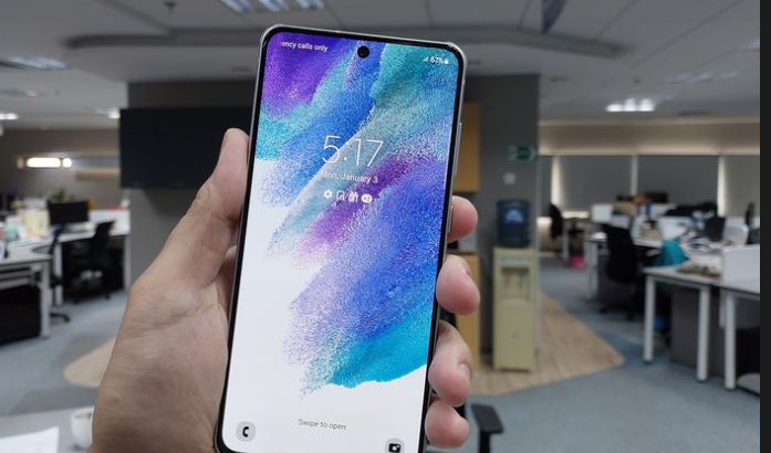 Samsung Galaxy S21 FE, perangkat yang memadukan performa tinggi dengan desain yang elegan, kini mendapatkan update menarik yang meningkatkan pengalaman pencarian pengguna. Update ini menghadirkan fitur AI Circle to Search, teknologi berbasis kecerdasan buatan yang memungkinkan pengguna mencari informasi dengan cara yang lebih intuitif dan efisien. Artikel ini akan membahas secara mendalam tentang update AI Circle to Search pada Samsung Galaxy S21 FE, mulai dari cara kerjanya hingga manfaat yang diberikan kepada pengguna. Cara Kerja AI Circle to Search AI Circle to Search adalah fitur baru yang memanfaatkan kekuatan kecerdasan buatan untuk membantu pengguna menemukan informasi dengan mudah. Fitur ini bekerja dengan cara yang unik dan inovatif, yang memanfaatkan interaksi pengguna dengan perangkat untuk memprediksi kebutuhan pencarian mereka. Mekanisme Pengenalan Objek Fitur ini didasarkan pada teknologi pengenalan objek canggih yang mampu mengidentifikasi objek di dalam gambar atau video. Ketika pengguna menyorotkan kamera ke objek tertentu, AI Circle to Search akan secara otomatis mendeteksi objek tersebut dan menampilkan informasi yang relevan. Pengolahan Data Berbasis AI Informasi yang dikumpulkan dari objek yang terdeteksi kemudian diolah melalui algoritma AI yang kompleks. Algoritma ini menganalisis data objek, seperti bentuk, warna, tekstur, dan ciri khas lainnya, serta menggabungkan data tersebut dengan basis data internal yang kaya. Pencarian Kontekstual Berbekal informasi yang terolah, AI Circle to Search kemudian melakukan pencarian kontekstual. Artinya, pencarian tidak hanya berdasarkan kata kunci yang dimasukkan, tetapi juga mempertimbangkan konteks objek yang sedang diidentifikasi. Presentasi Hasil Pencarian Hasil pencarian ditampilkan dalam bentuk lingkaran bercahaya, yang disebut "AI Circle". Lingkaran ini berisi informasi relevan yang meliputi: nama objek, deskripsi, informasi terkait, serta tautan ke sumber terpercaya. Contoh Penggunaan Misalnya, saat pengguna menyorotkan kamera ke bunga mawar merah, AI Circle to Search akan mendeteksi bunga mawar dan menampilkan informasi seperti nama spesies bunga mawar, asal bunga mawar, cara merawat bunga mawar, serta informasi terkait lainnya. Keunggulan AI Circle to Search AI Circle to Search menawarkan beberapa keunggulan dibandingkan metode pencarian tradisional: Kemudahan Penggunaan: Pengguna tidak perlu mengetikkan kata kunci atau menavigasi antarmuka yang rumit. Cukup sorotkan kamera ke objek yang ingin diketahui. Efisiensi: AI Circle to Search dengan cepat memproses informasi dan menampilkan hasil pencarian yang relevan dalam hitungan detik. Keakuratan: Algoritma AI yang canggih memungkinkan fitur ini untuk mendeteksi dan mengidentifikasi objek dengan tingkat keakuratan yang tinggi. Kontekstualitas: Hasil pencarian disesuaikan dengan konteks objek yang sedang diidentifikasi, sehingga memberikan informasi yang lebih relevan dan bermanfaat. Implementasi AI Circle to Search pada Samsung Galaxy S21 FE Implementasi AI Circle to Search pada Samsung Galaxy S21 FE menghadirkan pengalaman pencarian yang lebih intuitif dan praktis. Berikut adalah beberapa aspek implementasi yang patut diperhatikan: Integrasi dengan Aplikasi Kamera Fitur ini terintegrasi secara seamless dengan aplikasi kamera bawaan pada Samsung Galaxy S21 FE. Pengguna dapat mengakses AI Circle to Search secara langsung melalui aplikasi kamera tanpa perlu menginstal aplikasi tambahan. Pengaturan Kustomisasi Pengguna dapat menyesuaikan pengaturan AI Circle to Search sesuai dengan preferensi mereka. Misalnya, pengguna dapat mengaktifkan atau menonaktifkan fitur ini, mengubah bahasa tampilan, serta mengatur tingkat sensitivitas deteksi objek. Pembaruan Berkelanjutan Samsung secara aktif mengembangkan dan memperbarui AI Circle to Search untuk meningkatkan keakuratan dan fitur-fiturnya. Pembaruan yang rutin akan memastikan bahwa fitur ini tetap relevan dan memberikan pengalaman yang optimal bagi pengguna. Manfaat AI Circle to Search bagi Pengguna AI Circle to Search menawarkan berbagai manfaat kepada pengguna, baik untuk keperluan sehari-hari maupun profesional: Meningkatkan Pengetahuan Fitur ini membantu pengguna untuk mempelajari informasi baru dengan mudah dan cepat. Pengguna dapat mengidentifikasi objek dan mendapatkan informasi yang relevan tanpa harus mencari di internet secara manual. Mempermudah Pencarian AI Circle to Search mempermudah pencarian informasi dengan menghilangkan kebutuhan untuk mengetikkan kata kunci atau menavigasi antarmuka yang rumit. Cukup sorotkan kamera dan dapatkan informasi yang Anda butuhkan. Meningkatkan Efisiensi Fitur ini membantu pengguna untuk menghemat waktu dan upaya dalam mencari informasi. Algoritma AI yang canggih memungkinkan fitur ini untuk memproses informasi dan menampilkan hasil pencarian yang relevan dengan cepat. Memperluas Wawasan Dengan mendeteksi dan mengidentifikasi objek di sekitar, AI Circle to Search membantu pengguna untuk memperluas wawasan mereka mengenai lingkungan sekitar. Fitur ini dapat memberikan informasi yang tidak pernah diketahui pengguna sebelumnya. Tantangan dan Pertimbangan Meskipun AI Circle to Search menawarkan banyak manfaat, ada beberapa tantangan dan pertimbangan yang perlu dipertimbangkan: Keterbatasan Deteksi Objek Fitur ini tidak selalu dapat mendeteksi semua objek dengan akurat. Kualitas gambar, pencahayaan, dan jarak objek dapat memengaruhi kinerja fitur ini. Kebergantungan pada Basis Data Keakuratan dan kelengkapan informasi yang ditampilkan tergantung pada basis data internal yang digunakan. Basis data yang tidak lengkap atau tidak akurat dapat menyebabkan informasi yang ditampilkan tidak relevan atau tidak benar. Privasi Data Penggunaan kamera dan pengumpulan data objek dapat menimbulkan kekhawatiran mengenai privasi data. Samsung perlu memastikan bahwa data pengguna dilindungi dengan baik dan tidak disalahgunakan. Kesimpulan Update AI Circle to Search pada Samsung Galaxy S21 FE membawa angin segar bagi pengalaman pencarian pengguna. Fitur ini memanfaatkan kecerdasan buatan untuk menghadirkan pencarian yang lebih intuitif, efisien, dan kontekstual. Dengan kemudahan penggunaan dan berbagai manfaat yang ditawarkan, AI Circle to Search berpotensi untuk merevolusi cara pengguna mengakses informasi. Namun, penting untuk diingat bahwa fitur ini masih dalam tahap pengembangan dan memiliki beberapa keterbatasan. Samsung perlu terus mengembangkan dan meningkatkan fitur ini untuk mengatasi tantangan yang ada dan memastikan bahwa fitur ini memberikan pengalaman yang optimal bagi pengguna.