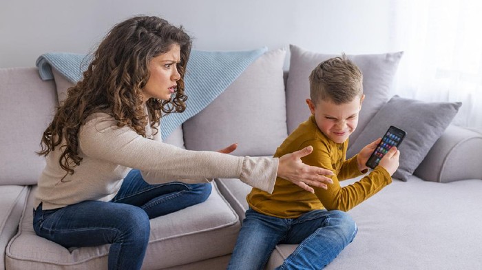 Di era digital saat ini, penggunaan gadget oleh anak-anak semakin meningkat. Gadget yang awalnya dianggap sebagai alat bantu pendidikan dan hiburan, kini menjadi bagian tak terpisahkan dari kehidupan sehari-hari. Namun, peningkatan penggunaan gadget ini juga membawa dampak negatif, terutama dalam bentuk kecanduan. Kecanduan ini tidak hanya mempengaruhi kesehatan fisik anak, tetapi juga aspek psikologis dan sosial mereka. Salah satu pemicu utama kecanduan gadget adalah perasaan kesepian dan kurangnya perhatian dari orang tua. Dalam artikel ini, kita akan membahas berbagai faktor yang dapat memicu kecanduan gadget pada anak, terutama yang berkaitan dengan dinamika hubungan orang tua dan anak. 1. Peran Orang Tua dalam Kecanduan Gadget Peran orang tua sangat penting dalam membentuk kebiasaan anak, termasuk dalam penggunaan gadget. Dalam banyak kasus, kurangnya perhatian dan interaksi dari orang tua dapat menjadi pemicu anak untuk mencari perhatian dari sumber lain, seperti gadget. Ketika orang tua sibuk dengan pekerjaan atau aktivitas lainnya, anak mungkin merasa diabaikan dan mulai mencari cara untuk mengisi kekosongan tersebut. Penggunaan gadget menjadi salah satu pilihan yang mudah dan cepat untuk menghabiskan waktu. Dampak Negatif dari Kurangnya Interaksi Anak-anak yang merasa tidak mendapatkan perhatian dari orang tua cenderung mencari perhatian di tempat lain. Gadget menawarkan dunia yang penuh dengan hiburan dan interaksi, membuat anak merasa lebih terhubung dengan orang lain, meskipun itu hanya dalam bentuk digital. Namun, interaksi yang terbatas ini tidak dapat menggantikan hubungan sosial yang sehat dan nyata. Menetapkan Batasan Penggunaan Gadget Orang tua perlu menetapkan batasan dalam penggunaan gadget pada anak. Mengatur waktu penggunaan gadget dan menggantinya dengan aktivitas lain yang lebih produktif dapat membantu anak menjauh dari kecanduan. Misalnya, melibatkan anak dalam kegiatan keluarga, seperti bermain di luar ruangan atau melakukan kegiatan bersama, dapat meningkatkan kualitas hubungan dan mengurangi ketergantungan mereka pada gadget. Membangun Komunikasi yang Baik Komunikasi yang baik antara orang tua dan anak juga sangat penting. Mengajak anak untuk berbicara tentang perasaan mereka dan mendengarkan apa yang mereka katakan dapat membuat anak merasa dihargai dan diperhatikan. Dengan demikian, anak tidak perlu mencari perhatian dari gadget, karena mereka sudah mendapatkan perhatian yang mereka butuhkan dari orang tua. 2. Pengaruh Lingkungan Sosial dan Teman Sebaya Lingkungan sosial dan teman sebaya memiliki pengaruh besar dalam kehidupan anak. Jika anak berada di lingkungan di mana penggunaan gadget dianggap normal dan bahkan dihargai, mereka cenderung lebih mudah terpengaruh untuk menghabiskan waktu dengan gadget. Selain itu, tekanan sosial dari teman sebaya juga dapat menyebabkan anak merasa harus selalu "terhubung" secara online. Dampak dari Media Sosial Media sosial menjadi salah satu faktor yang mendorong anak untuk terus menggunakan gadget. Anak-anak sering kali merasa perlu untuk selalu mengikuti perkembangan terbaru di dunia maya, termasuk berita, tren, dan aktivitas teman-teman mereka. Hal ini dapat meningkatkan rasa cemas jika mereka merasa tertinggal, yang pada gilirannya meningkatkan waktu yang mereka habiskan untuk menggunakan gadget. Kegiatan Positif sebagai Alternatif Mengalihkan perhatian anak dari gadget dengan kegiatan positif dapat membantu mereka terhindar dari kecanduan. Mengenalkan anak pada hobi baru, seperti olahraga, seni, atau musik, bisa menjadi solusi yang efektif. Kegiatan ini tidak hanya menyibukkan mereka, tetapi juga dapat membangun rasa percaya diri dan keterampilan sosial yang lebih baik. Peran Orang Tua dalam Memfasilitasi Kegiatan Sosial Orang tua dapat berperan aktif dalam memfasilitasi kegiatan sosial di luar layar. Mengajak anak untuk berinteraksi dengan teman-teman mereka secara langsung, seperti mengadakan playdate atau mengikuti kegiatan komunitas, dapat membantu anak mengembangkan keterampilan sosial yang lebih sehat dan mengurangi ketergantungan mereka pada gadget. 3. Kesehatan Mental dan Emosional Anak Kesehatan mental dan emosional anak juga dapat berkontribusi pada kecanduan gadget. Anak yang mengalami stres, kecemasan, atau depresi sering kali mencari cara untuk melarikan diri dari perasaan tersebut. Gadget memberikan pelarian yang mudah dan cepat, tetapi bukan solusi jangka panjang. Dampak Stres dan Kecemasan Kecanduan gadget sering kali berakar dari masalah emosional yang lebih dalam. Anak yang merasa stres atau cemas mungkin merasa lebih nyaman bersembunyi di balik layar gadget daripada menghadapi masalah mereka secara langsung. Ini menciptakan siklus di mana anak semakin terikat pada gadget sebagai cara untuk mengatasi perasaan negatif. Pentingnya Dukungan Emosional Memberikan dukungan emosional yang kuat kepada anak sangat penting. Orang tua harus peka terhadap tanda-tanda bahwa anak mungkin mengalami masalah emosional. Mengadakan diskusi terbuka tentang perasaan mereka dan menyediakan ruang bagi anak untuk berbicara tentang apa yang mereka alami dapat membantu anak merasa lebih aman dan didukung. Mengajarkan Pengelolaan Emosi Orang tua juga harus mengajarkan anak cara yang sehat untuk mengelola emosi mereka. Ini bisa termasuk teknik relaksasi, olahraga, atau aktivitas kreatif lainnya. Dengan mengajarkan anak cara untuk mengekspresikan dan mengelola perasaan mereka, kecenderungan mereka untuk bergantung pada gadget sebagai pelarian akan berkurang. 4. Menghadapi Kecanduan Gadget Secara Proaktif Menghadapi kecanduan gadget memerlukan pendekatan yang proaktif dan terencana. Orang tua perlu mengenali tanda-tanda kecanduan dan mengambil langkah-langkah untuk membantu anak mereka. Ini termasuk menciptakan lingkungan yang mendukung dan positif, serta menyediakan alternatif yang menarik. Mengenali Tanda-Tanda Kecanduan Tanda-tanda kecanduan gadget dapat bervariasi, tetapi beberapa indikator umum termasuk penggunaan gadget yang berlebihan, kesulitan untuk berhenti menggunakan gadget, dan mengabaikan aktivitas lain. Jika orang tua mengamati tanda-tanda ini, penting untuk mengambil tindakan sebelum masalah berkembang. Menciptakan Lingkungan Teknologi yang Sehat Menciptakan lingkungan yang mendukung penggunaan teknologi yang sehat sangat penting. Ini bisa mencakup pengaturan waktu tanpa gadget di rumah, menjadikan waktu berkualitas bersama keluarga sebagai prioritas, dan menjalin komunikasi yang terbuka tentang penggunaan teknologi. Melibatkan Anak dalam Pengambilan Keputusan Melibatkan anak dalam pengambilan keputusan tentang penggunaan gadget mereka juga dapat memberikan rasa tanggung jawab. Diskusikan bersama anak mengenai batasan dan aturan yang wajar tentang penggunaan gadget, serta mendengarkan pendapat mereka. Dengan cara ini, anak akan merasa lebih terlibat dan lebih cenderung untuk mengikuti aturan yang telah disepakati.